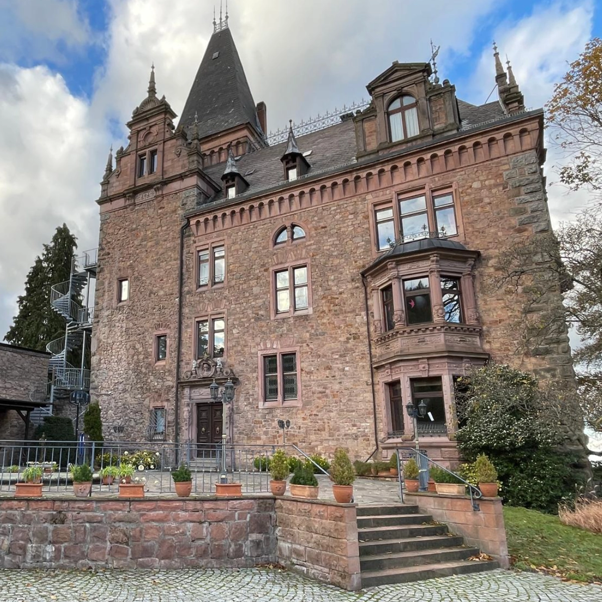 Sanierte Sandsteinfassade von Schloss Rodeck in Kappelrodeck