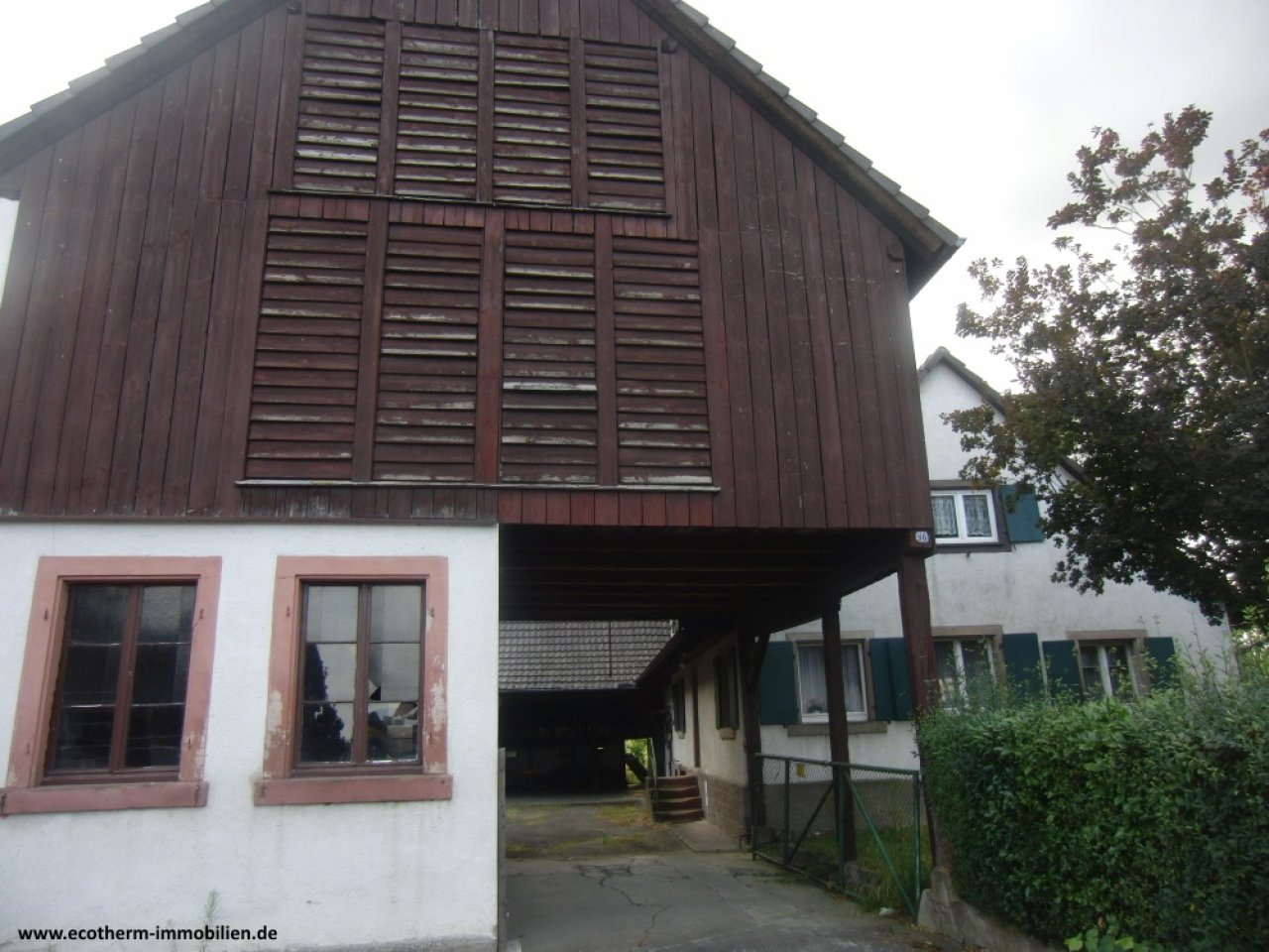 Einfamilienhaus mit landwirtschaftlichem Gebäude (EFH mit Hof, Knauer) — mit Schopf