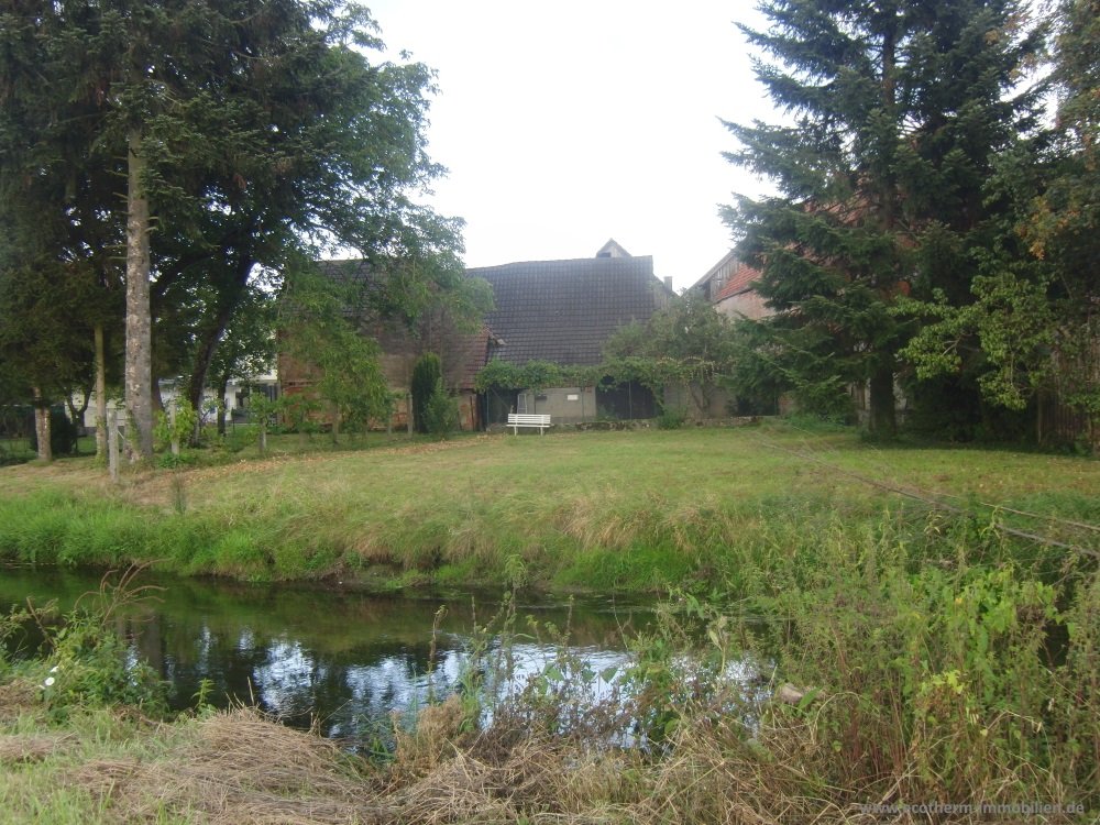 Einfamilienhaus mit landwirtschaftlichem Gebäude (EFH mit Hof, Knauer) — großes Gelände