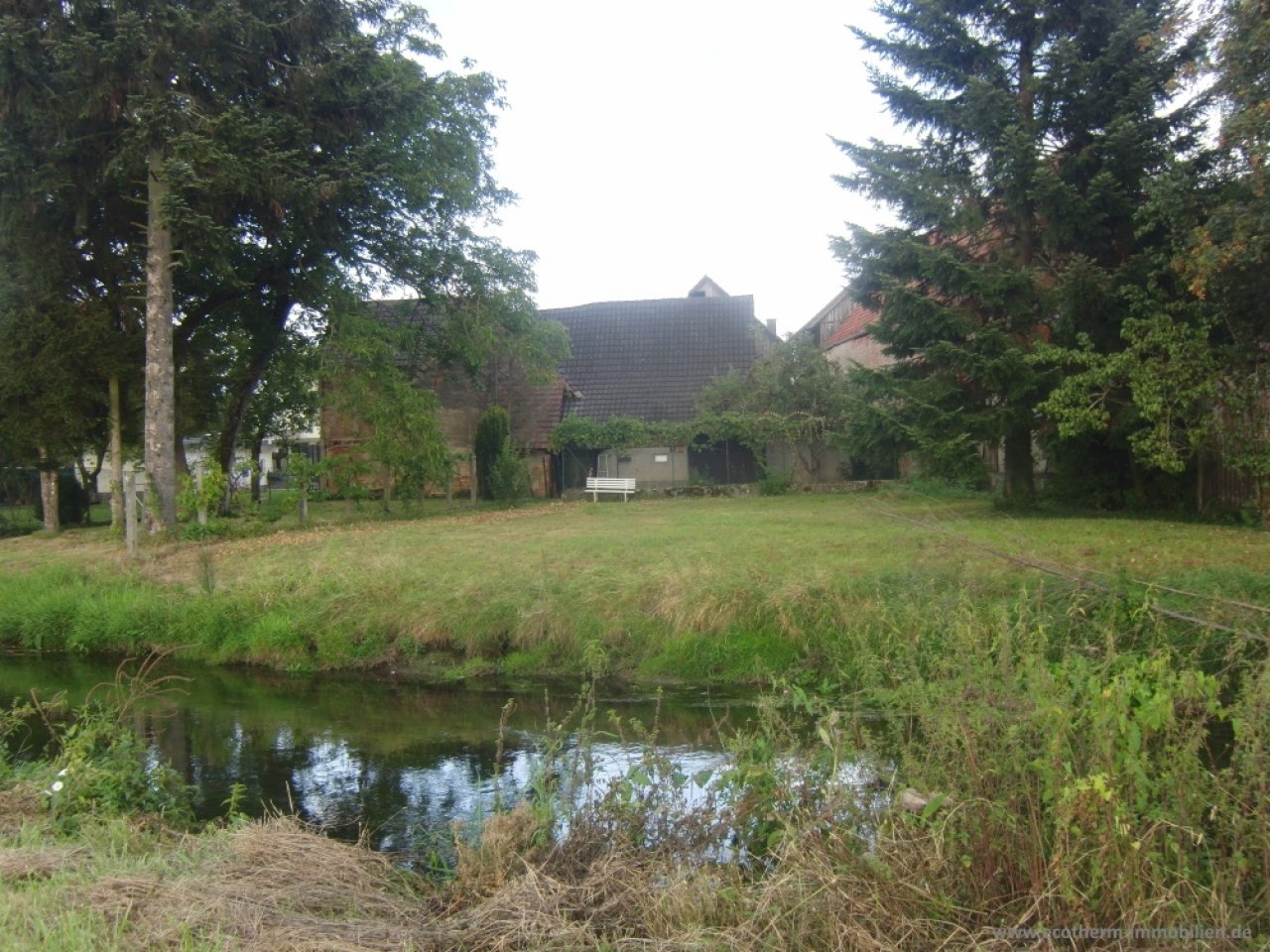 Einfamilienhaus mit landwirtschaftlichem Gebäude (EFH mit Hof, Knauer) — großes Gelände
