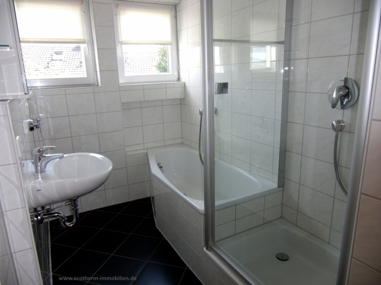 3-Zi.-Wohnung mit herrlicher Aussicht in Obersasbach (ETW,OG,Scheffold) — Beispiel-Badezimmer