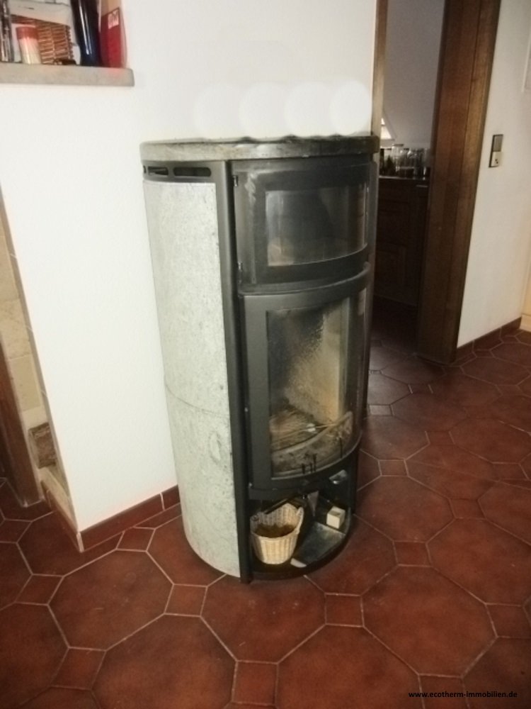 Großzügiges 2FH auf großem Grundstück in Schutterwald-Langhurst (ZFH, Studer) — Schwedenofen Wohnzimmer