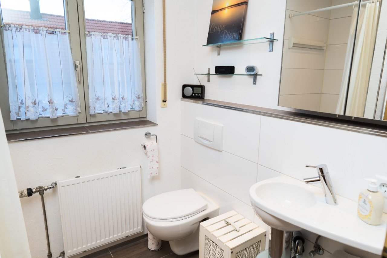 Moderne und neuwertige 2 1/2-Zimmer-Wohnung am Zentrum von Achern (ETW, Fromann-Ganter) — Tageslichtbadezimmer