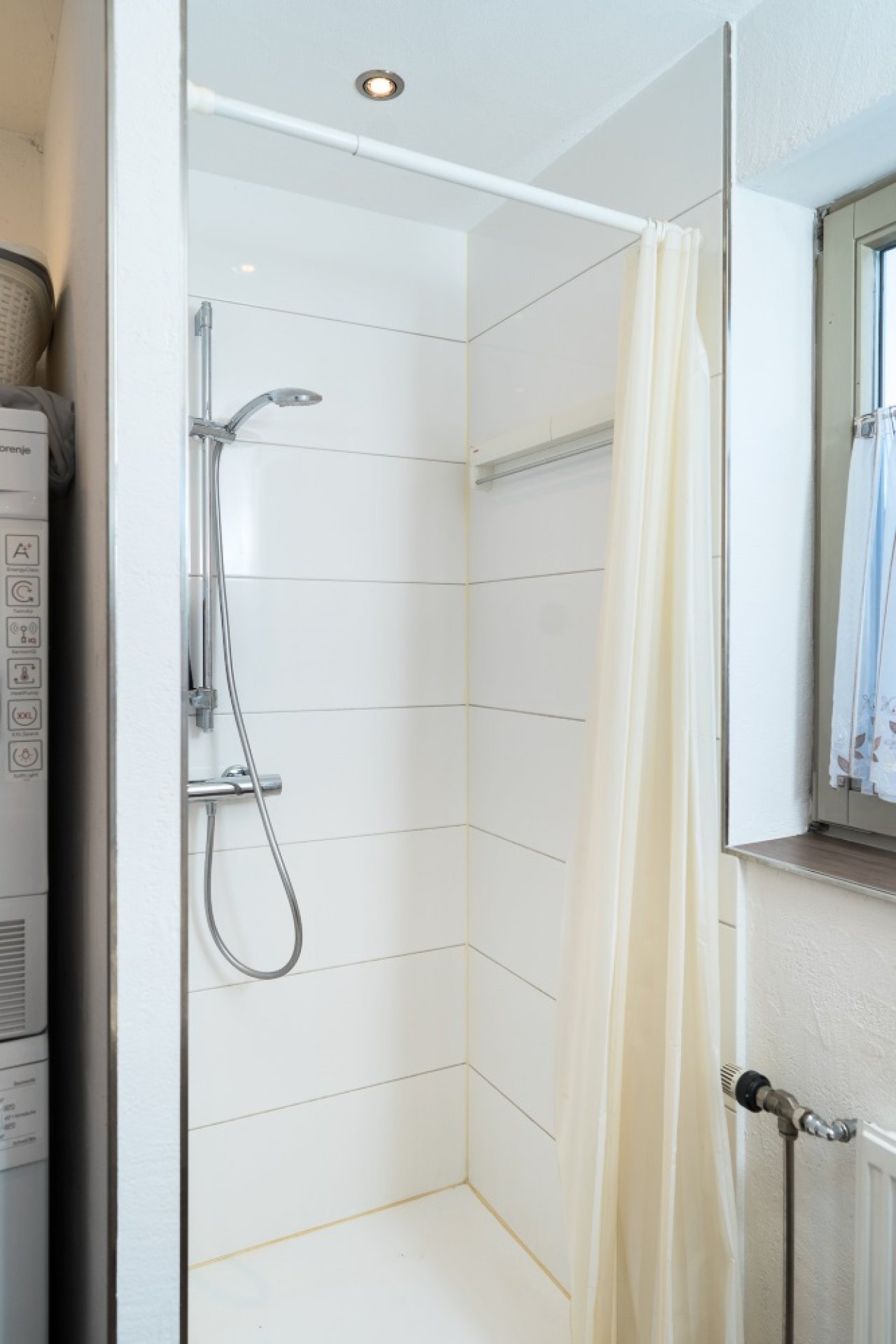Moderne und neuwertige 2 1/2-Zimmer-Wohnung am Zentrum von Achern (ETW, Fromann-Ganter) — Tageslichtbadezimmer