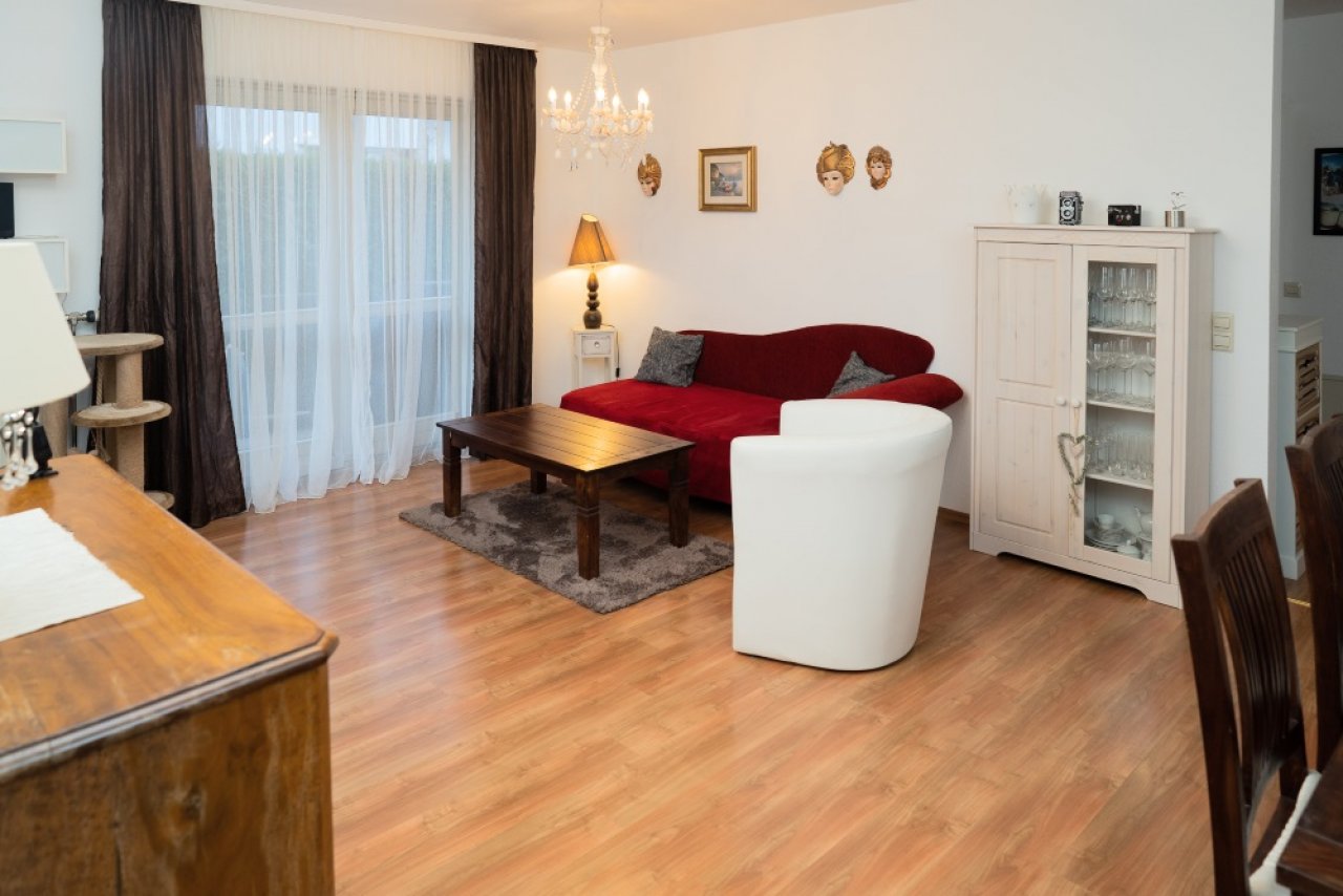 Moderne und neuwertige 2 1/2-Zimmer-Wohnung am Zentrum von Achern (ETW, Fromann-Ganter) — Wohnzimmer