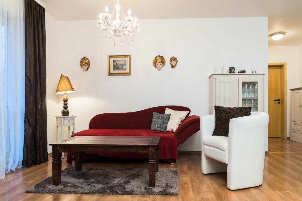 Moderne und neuwertige 2 1/2-Zimmer-Wohnung am Zentrum von Achern (ETW, Fromann-Ganter) — Wohnzimmer
