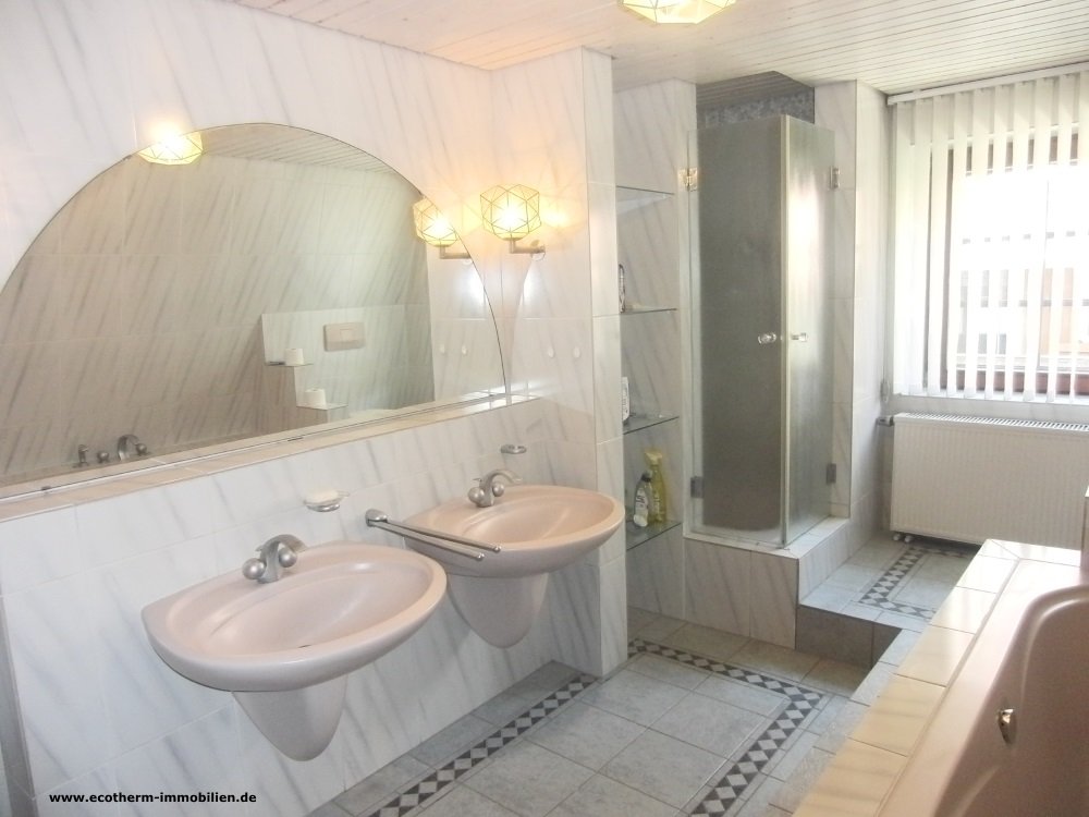 Romantisches Ein-/Zweifamilienhaus in Rheinmünster (EFH, Stolz) — Tageslichtbadezimmer, OG