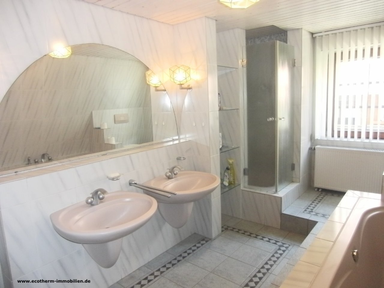 Romantisches Ein-/Zweifamilienhaus in Rheinmünster (EFH, Stolz) — Tageslichtbadezimmer, OG
