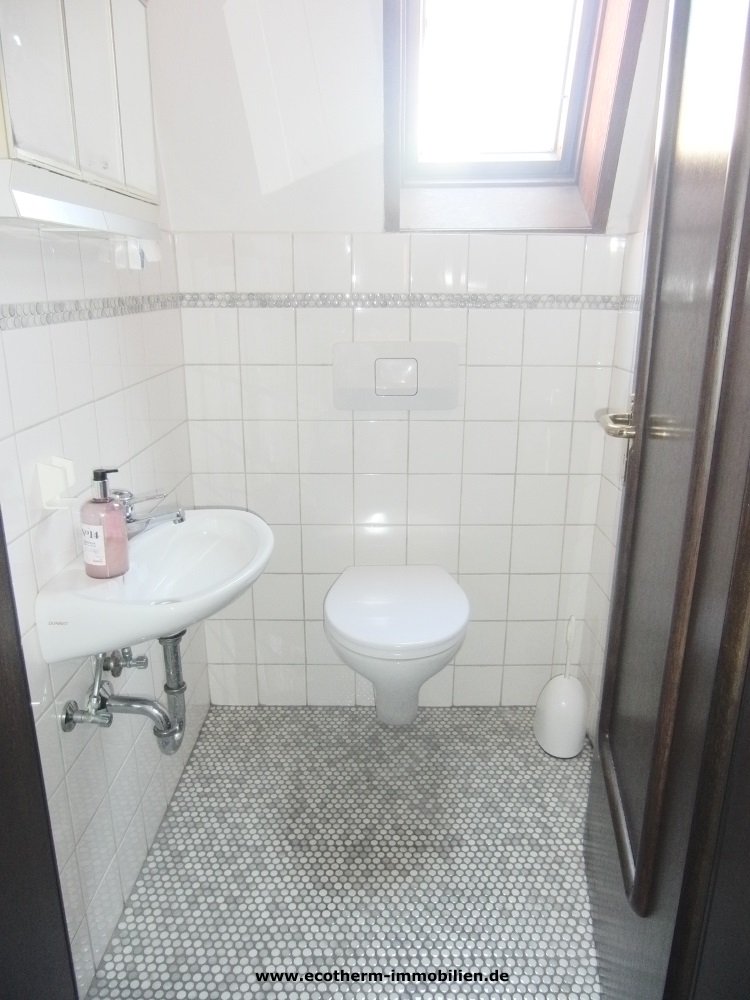 Romantisches Ein-/Zweifamilienhaus in Rheinmünster (EFH, Stolz) — Gäste - WC, OG