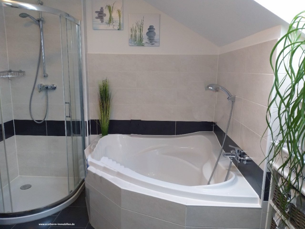 Modernes, neuwertiges EFH in Achern-Ortsteil (EFH, Hahn) — großes Badezimmer