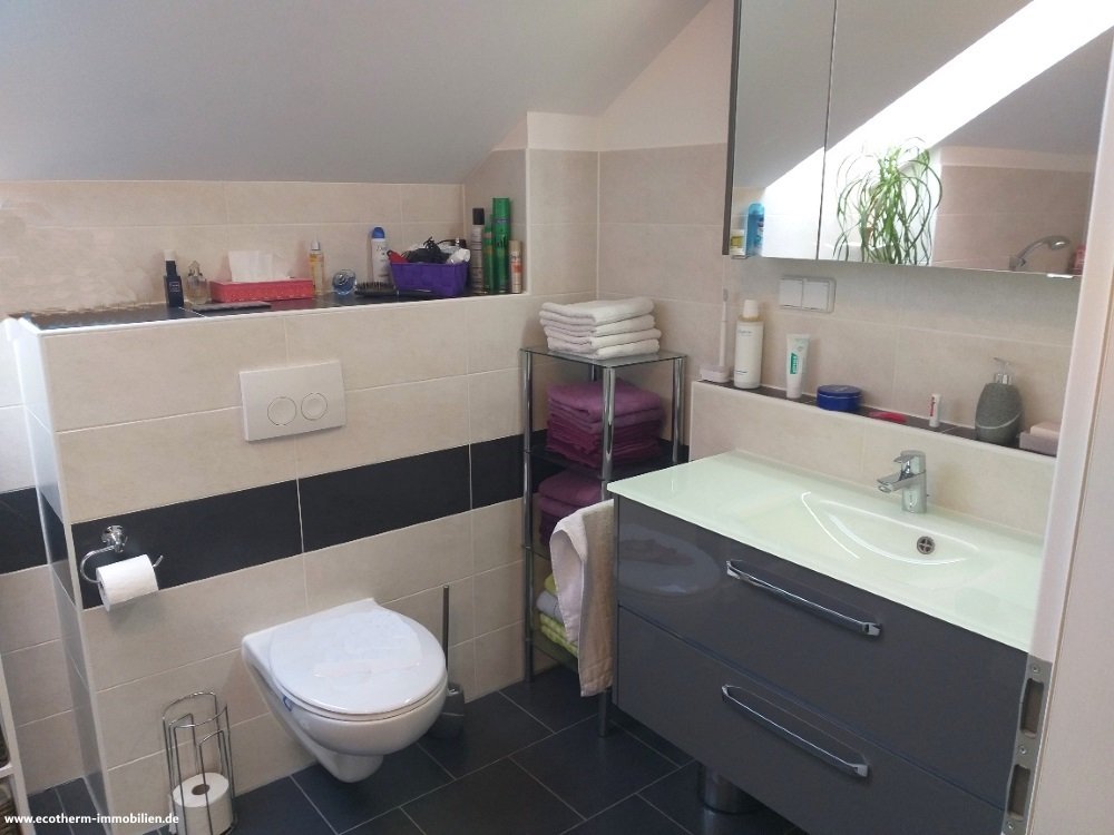 Modernes, neuwertiges EFH in Achern-Ortsteil (EFH, Hahn) — Badezimmer