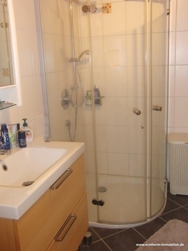 Ein- bis Zweifamilienhaus mit beeindruckend großem Grundstück in Bühl-Neusatz (EZFH, Ecotherm) — Badezimmer, EG