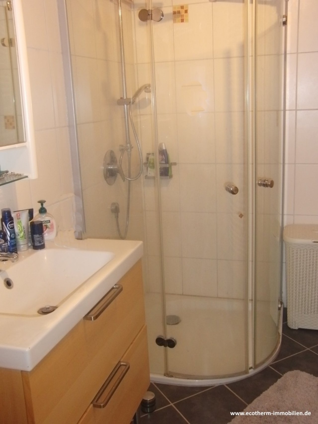Ein- bis Zweifamilienhaus mit beeindruckend großem Grundstück in Bühl-Neusatz (EZFH, Ecotherm) — Badezimmer, EG