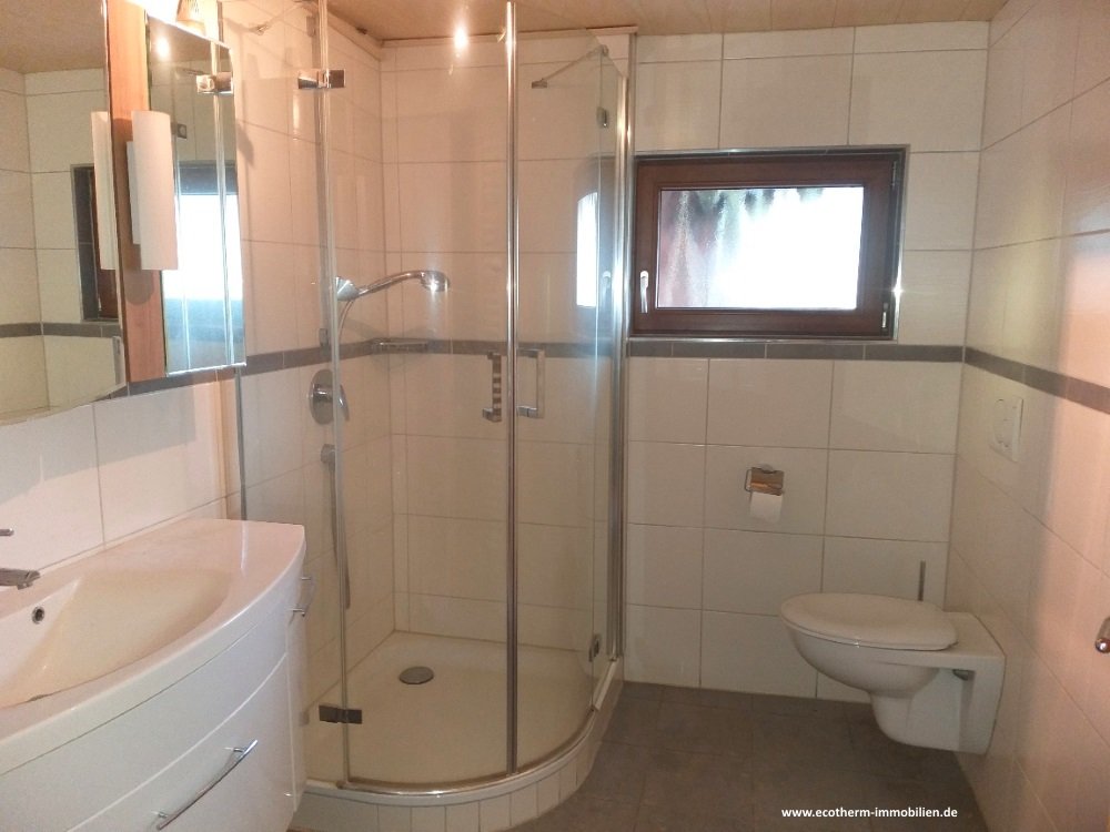 Ein- bis Zweifamilienhaus mit beeindruckend großem Grundstück in Bühl-Neusatz (EZFH, Ecotherm) — Badezimmer, OG