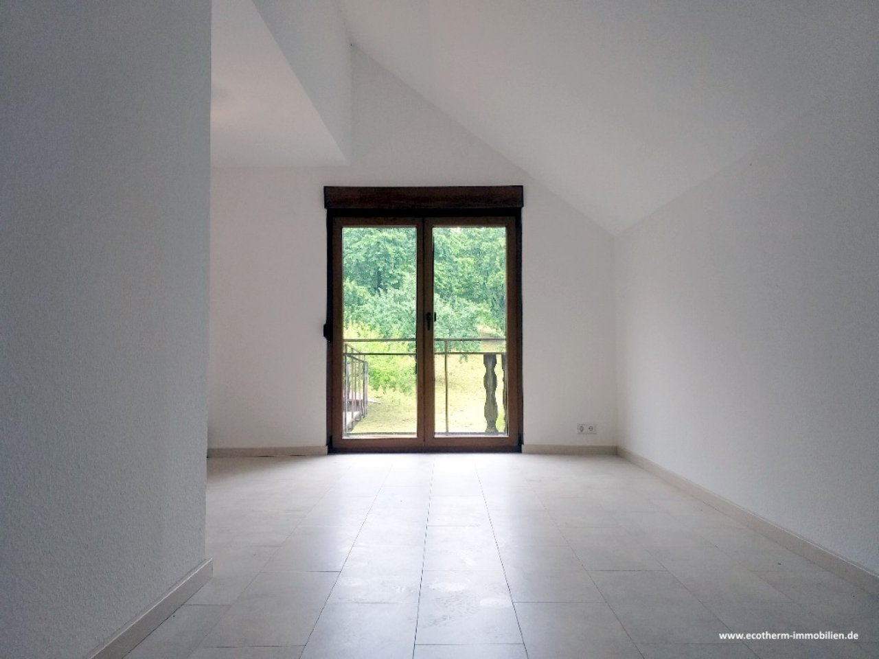 Ein- bis Zweifamilienhaus mit beeindruckend großem Grundstück in Bühl-Neusatz (EZFH, Ecotherm) — Wohnzimmer, OG