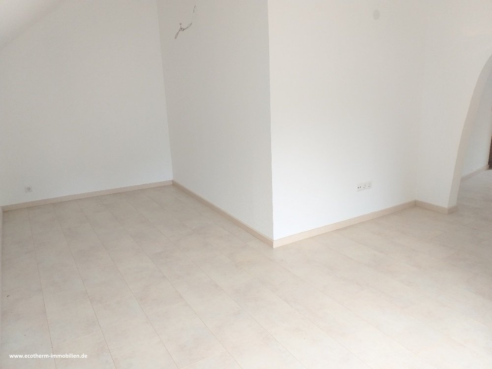 Ein- bis Zweifamilienhaus mit beeindruckend großem Grundstück in Bühl-Neusatz (EZFH, Ecotherm) — großes Zimmer, OG