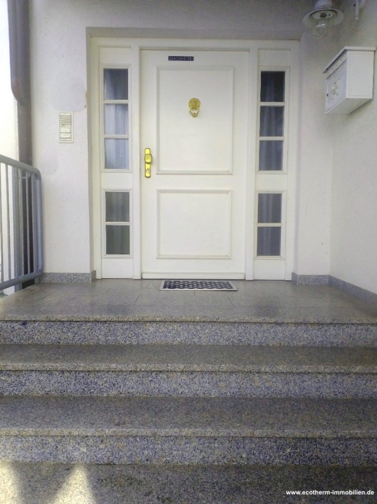 Großzügiges Einfamilienhaus im Neubaugebiet (EFH, Jakubczyk) — Hauseingang