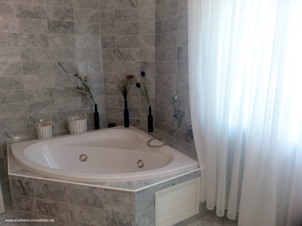 Großzügiges Einfamilienhaus im Neubaugebiet (EFH, Jakubczyk) — Badezimmer